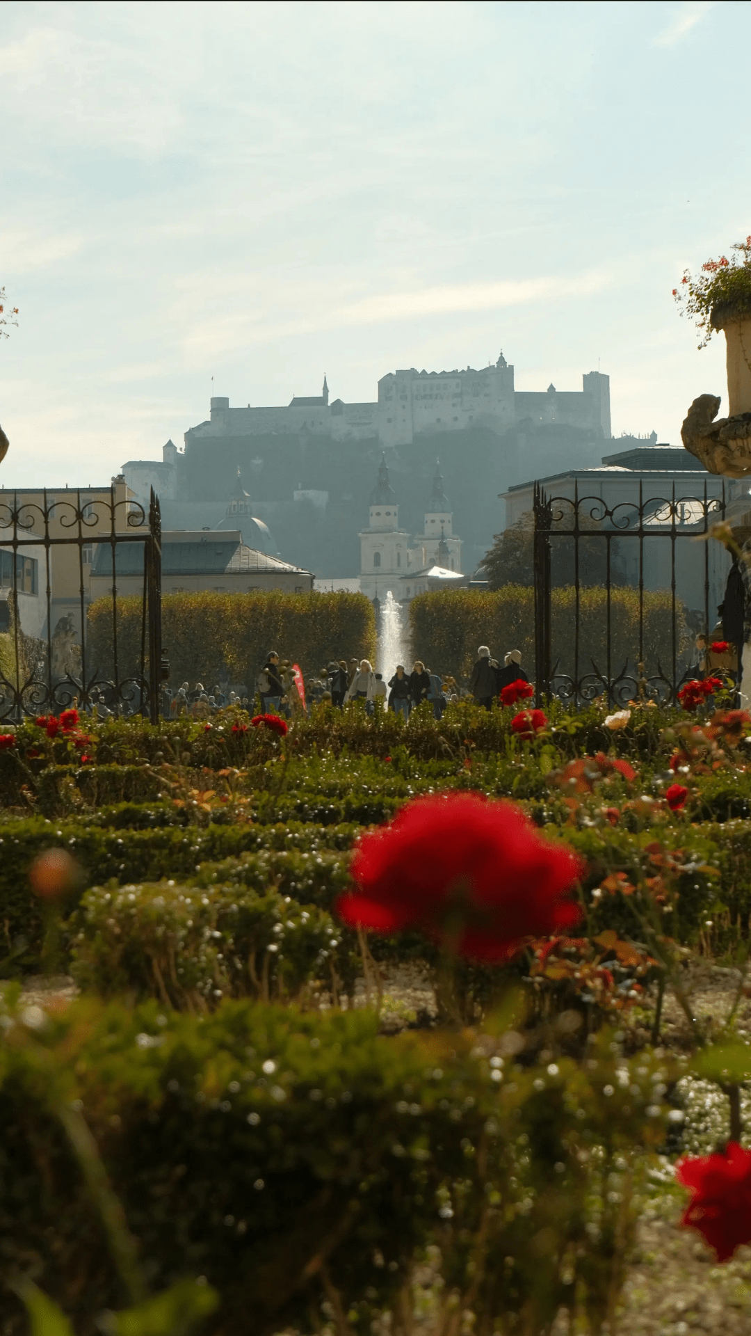 Share for Real_Rosengarten vor dem Schloss Salzburg